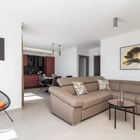 2 Bedroom Gorgeous In Holiday home Volosko